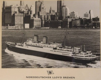 Auktion 357<br>gerahmtes Foto, Dampfer Berlin vor New York, Norddeutscher Lloyd, alt gerahmt/Glas, RG 32 x 41cm [1]