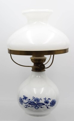 Auktion 357<br>Petroleum-Lampe, Porzellen, Illmenau, Zwiebelmuster, Zylinder fehlt, ca. H-32cm [1]