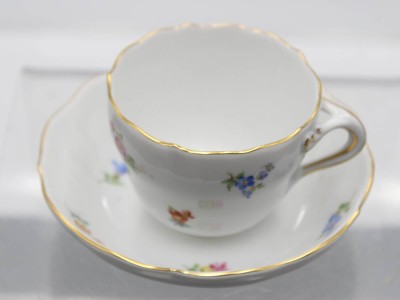 Auktion 357<br>Mokkatasse mit U.T., Meissen, Schwertermarke, 1. Wahl, Streublümchen, Tasse H-5,2cm [1]