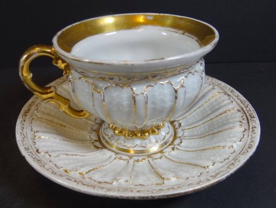 Auktion <br>Meissen Prunktasse, Knaufschwerter um 1860, 1.Wahl, Golddekor etwas berieben, U.T. mit minimalen Chip, [1]